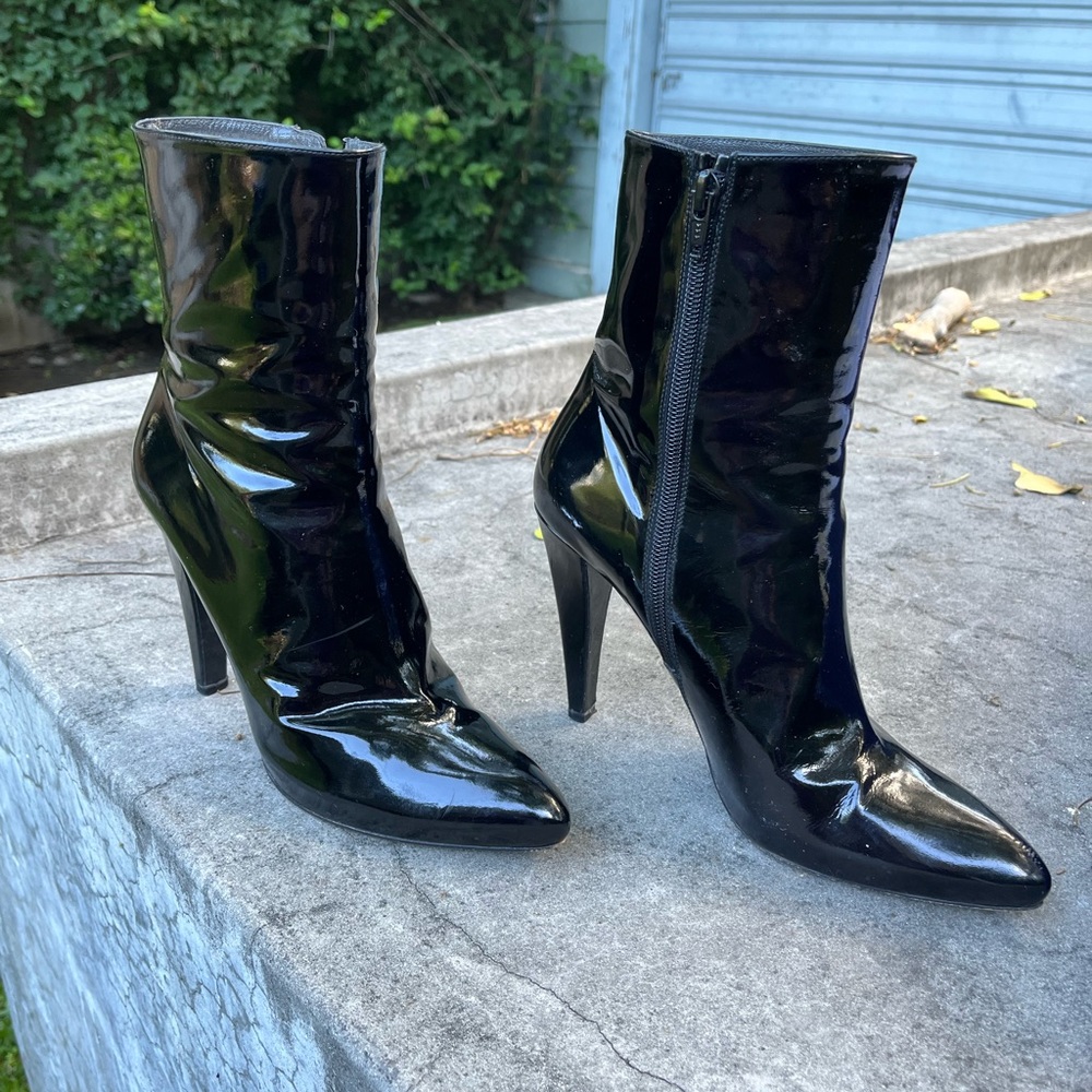 Gorgeous patent leather Stuart Weitzman booties 7 1/2N